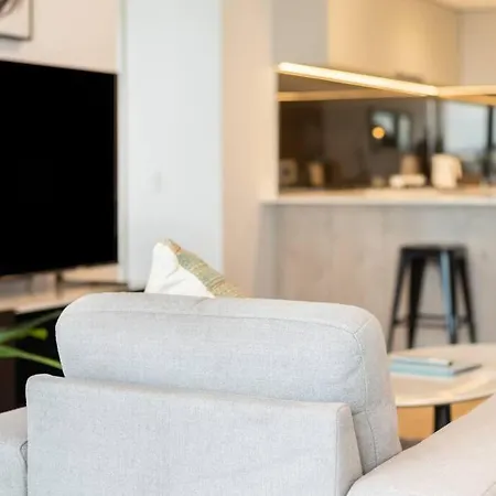 1404 Sophistication And Luxury On The River By Stylish