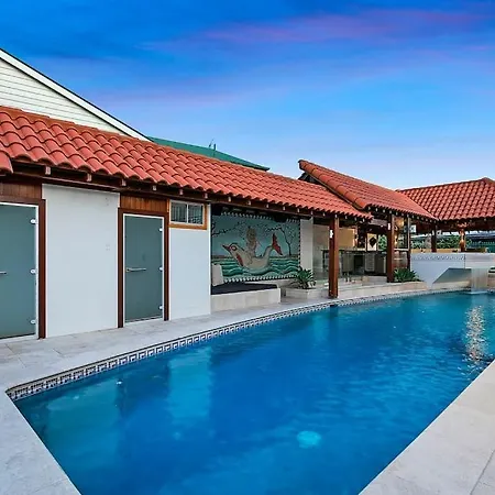 Holiday home Old World Charm-city Views+pool Brisbane
