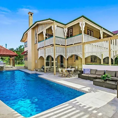 Holiday home Old World Charm-city Views+pool Brisbane