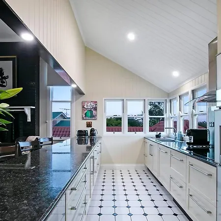 Holiday home Old World Charm-city Views+pool Brisbane