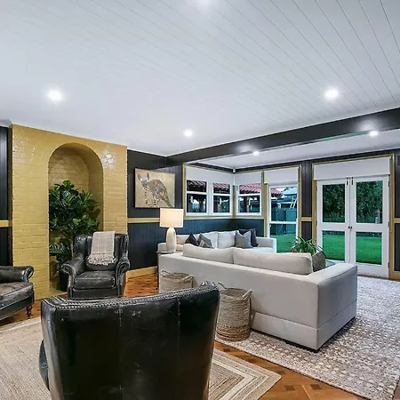 Old World Charm-city Views+pool Holiday home *