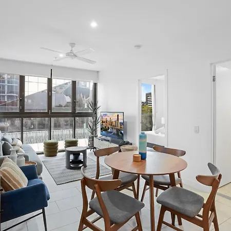Cosy 2-bedroom With Pool, Gym & Parking Brisbane