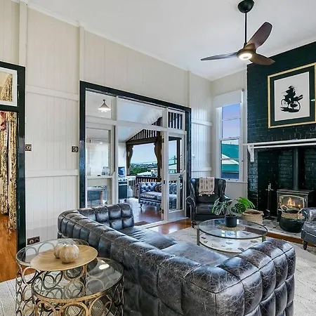Holiday home Old World Charm-city Views+pool Brisbane