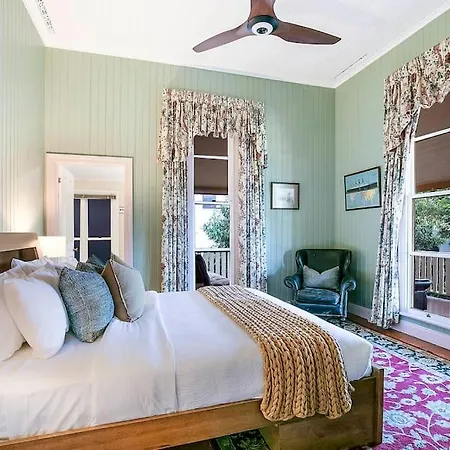 Old World Charm-city Views+pool