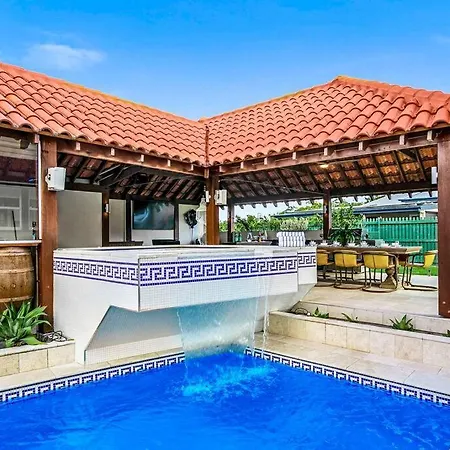 Old World Charm-city Views+pool