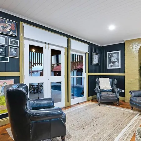 Old World Charm-city Views+pool Holiday home Brisbane