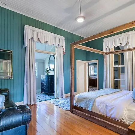 Holiday home Old World Charm-city Views+pool