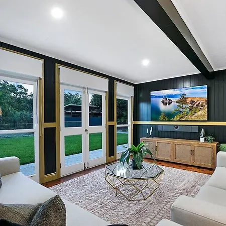 Holiday home Old World Charm-city Views+pool Brisbane