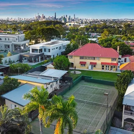 Old World Charm-city Views+pool Holiday home