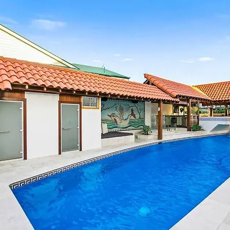 Old World Charm-city Views+pool Holiday home