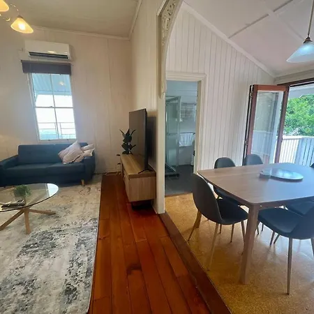 Spacious Red Hill Pad With Deck * Brisbane