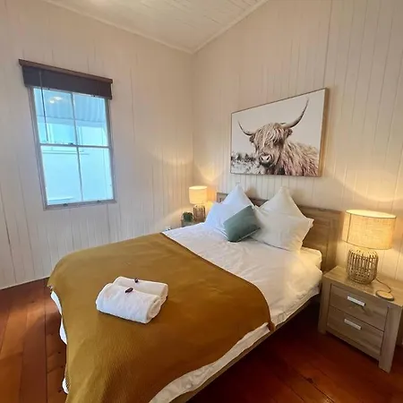 Spacious Red Hill Pad With Deck Brisbane