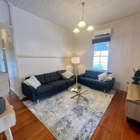 Holiday home Spacious Red Hill Pad With Deck *