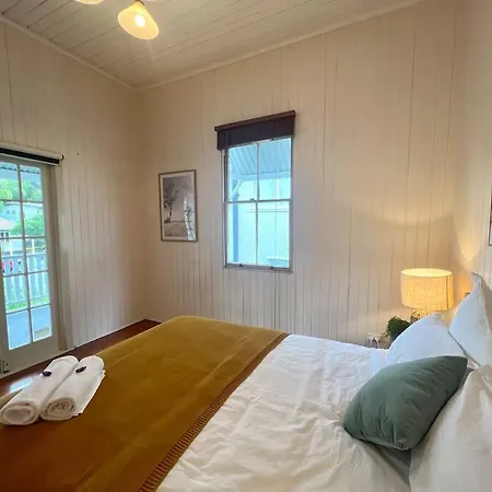 Holiday home Spacious Red Hill Pad With Deck *