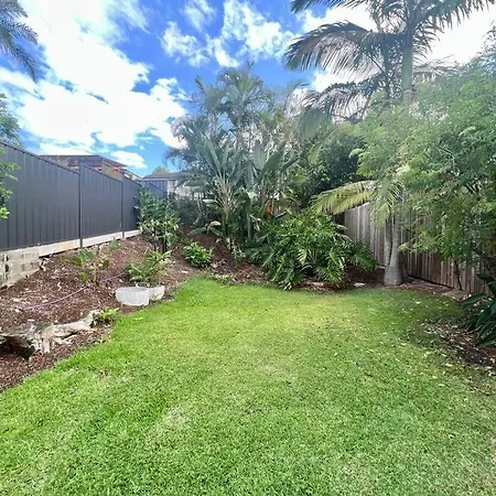 Spacious Red Hill Pad With Deck Holiday home *