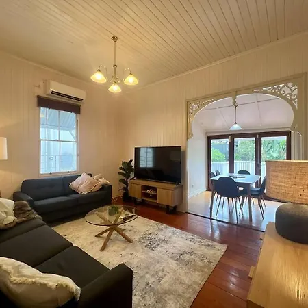 Spacious Red Hill Pad With Deck Holiday home Brisbane