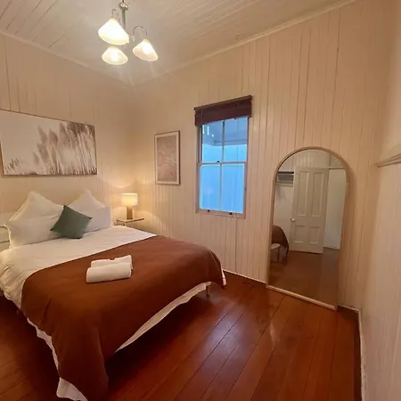 Spacious Red Hill Pad With Deck Holiday home Brisbane