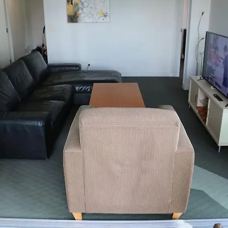 Apartment 2 Bedroom Unit In The Cbd With Free Parking *