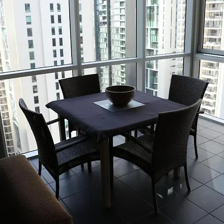 2 Bedroom Unit In The Cbd With Free Parking *