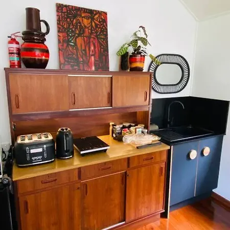 Apartment Cosy Mid-century Cabin By The Golf Course. Brisbane