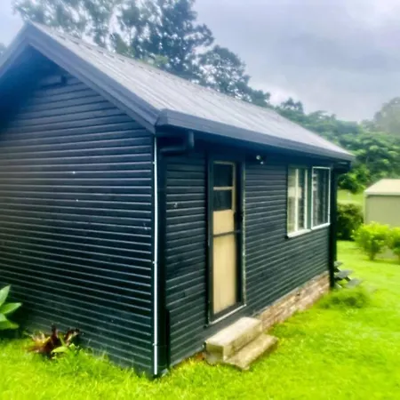 Apartment Cosy Mid-century Cabin By The Golf Course. Brisbane