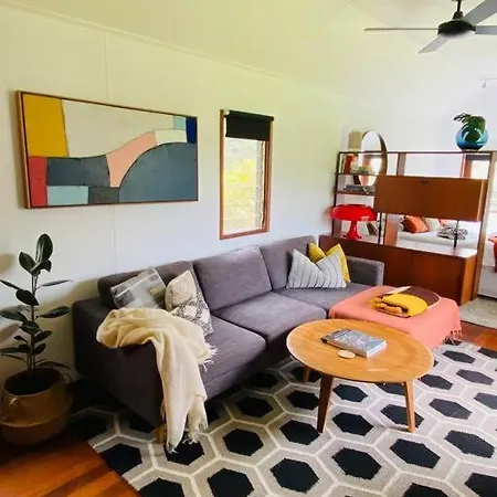 Apartment Cosy Mid-century Cabin By The Golf Course.