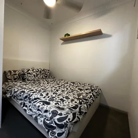 Central, Leafy & Modern 3-bedroom Apartment *