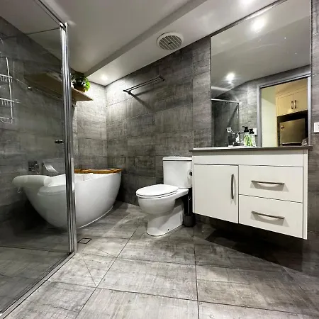 Central, Leafy & Modern 3-bedroom Apartment Brisbane