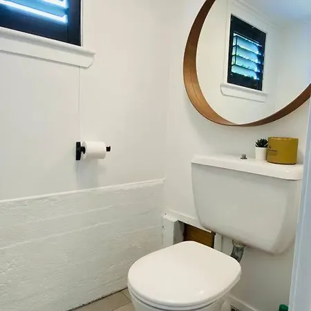 Apartment Cosy Mid-century Cabin By The Golf Course. Brisbane