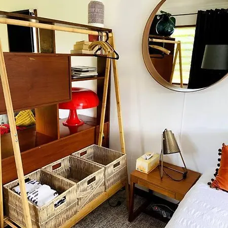 Apartment Cosy Mid-century Cabin By The Golf Course. Brisbane
