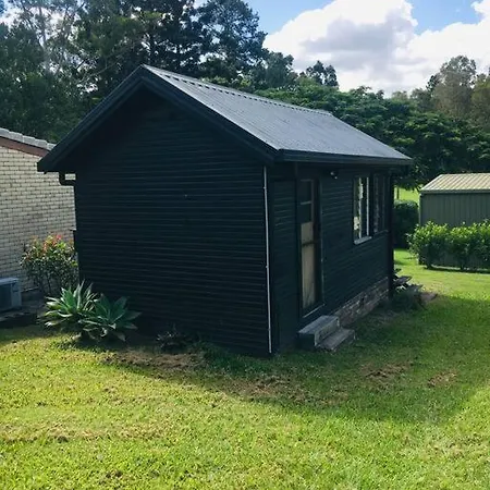 Apartment Cosy Mid-century Cabin By The Golf Course. Brisbane