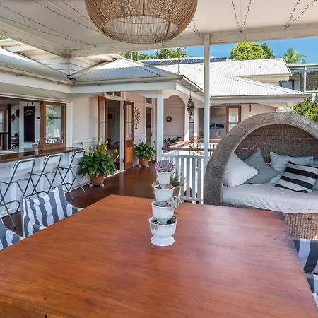 Bright And Airy Queenslander With Views