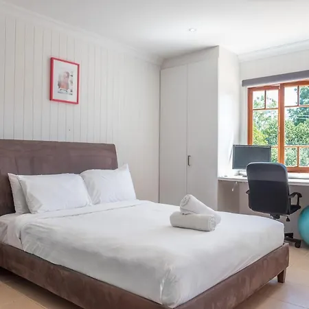 Bright And Airy Queenslander With Views
