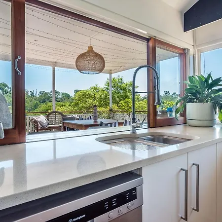 Bright And Airy Queenslander With Views *