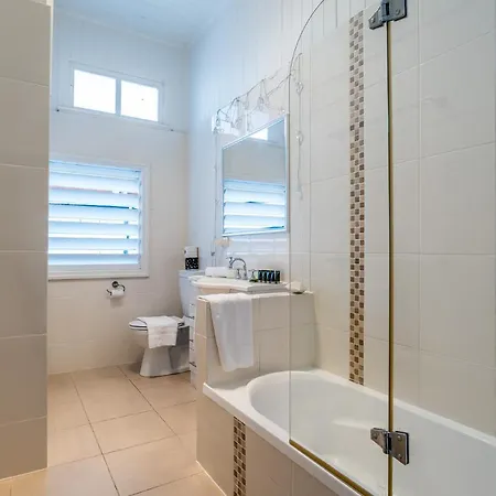 Bright And Airy Queenslander With Views Villa *