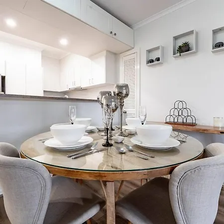 Relax In 2b2b Chateau Near Uq With Parking+balcony Apartment Brisbane