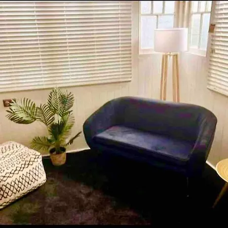 Holiday home Charming 5br Family W/pool 10min From Airport *