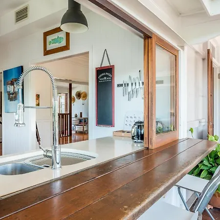 Bright And Airy Queenslander With Views