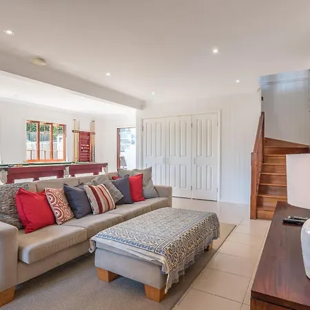 Bright And Airy Queenslander With Views Brisbane