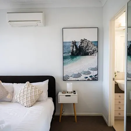 Apartment Luxurious 2-bedroom Space With Private Parking *
