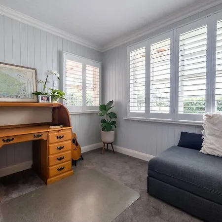Stylish Overlooking Moreton Bay Holiday home *