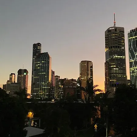 Central, Leafy & Modern 3-bedroom Apartment *