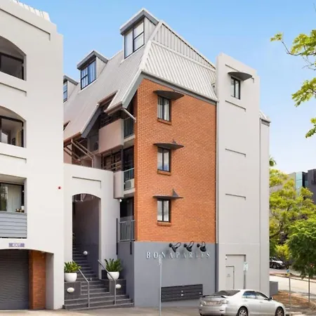 Stylish W/ Free Access To Park & Pool Apartment