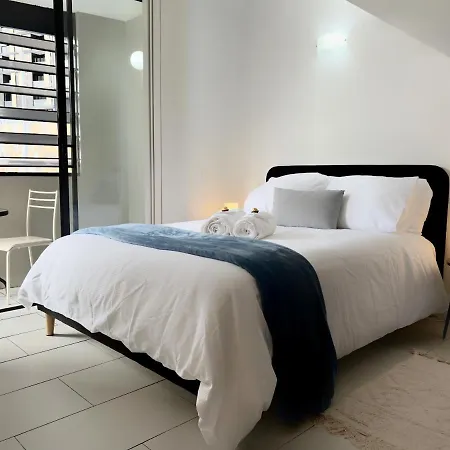 Stylish W/ Free Access To Park & Pool