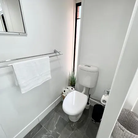 Stylish W/ Free Access To Park & Pool Apartment