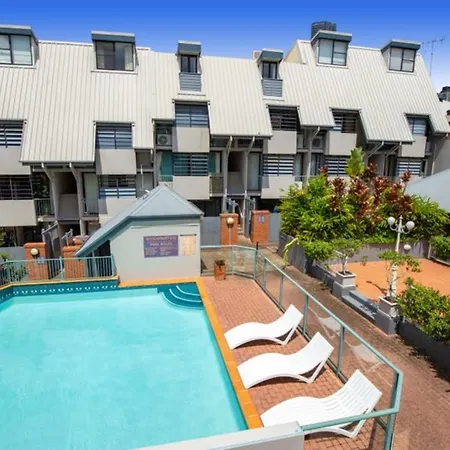 Stylish W/ Free Access To Park & Pool