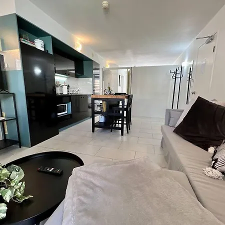 Stylish W/ Free Access To Park & Pool Apartment