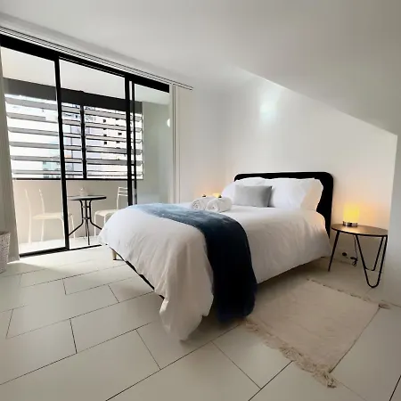 Stylish W/ Free Access To Park & Pool Apartment *
