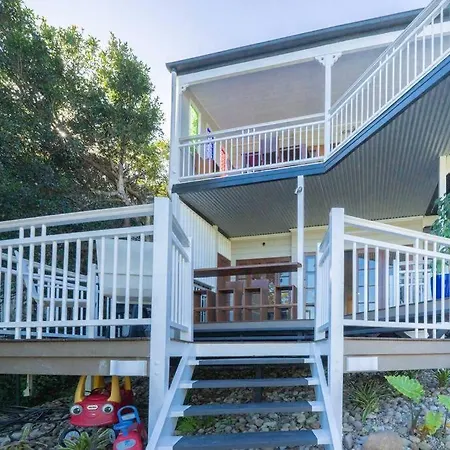 Holiday home West End Luxury 5b3b W Parking And Pod Music System M9
