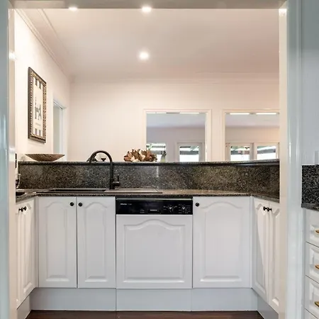 Villa Willow Luxury Retreat: Pool Jacuzzi, Sauna Brisbane